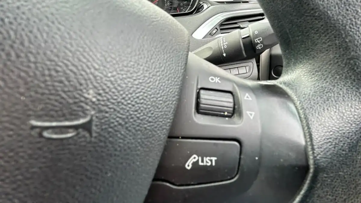2014-peugeot-208-12-active-vti-3d-big-16