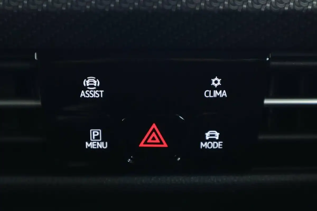 2022-volkswagen-golf-15-tsi-r-line-130ps-hatchback-big-26