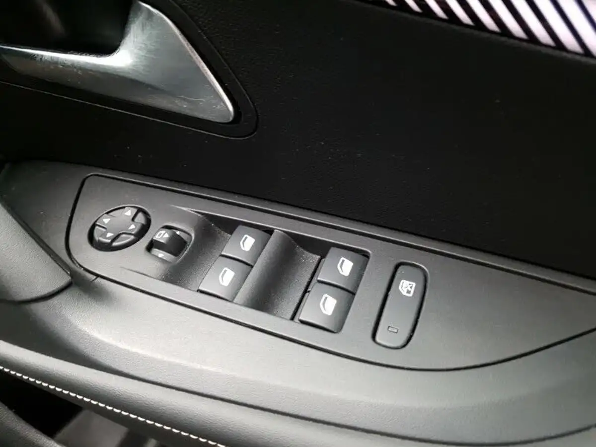 2024-peugeot-2008-suv-12-puretech-allure-130ps-big-17