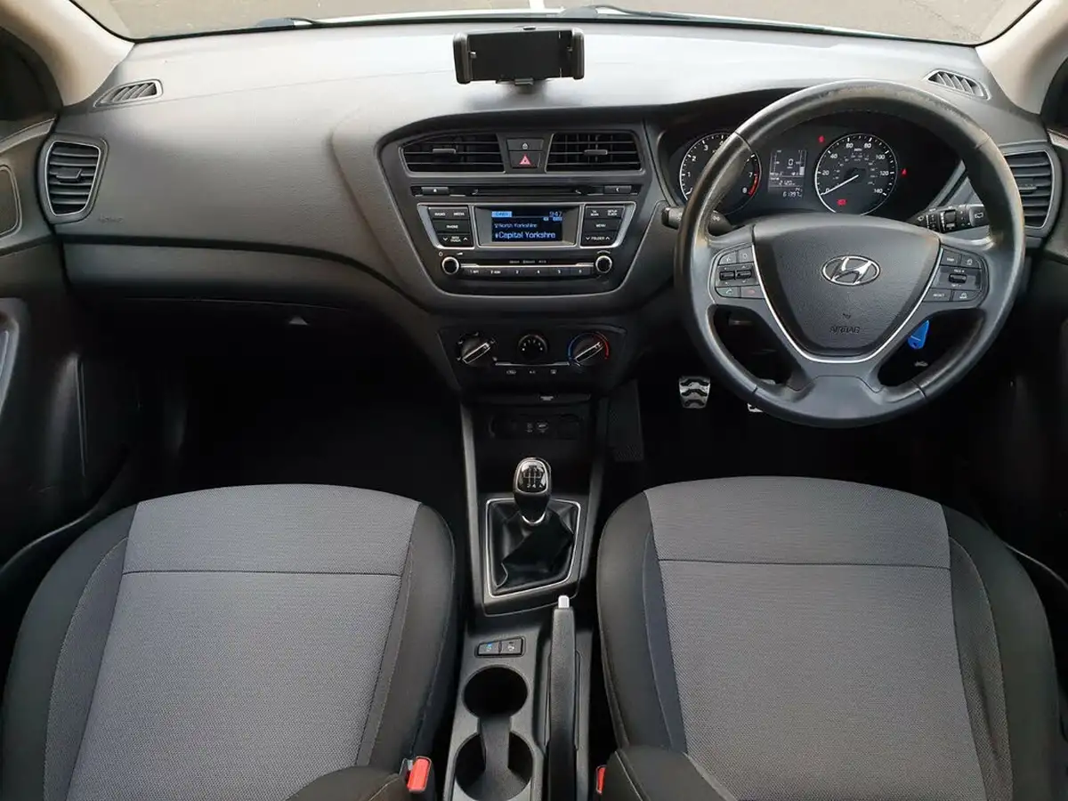 2016-hyundai-i20-10-active-big-12