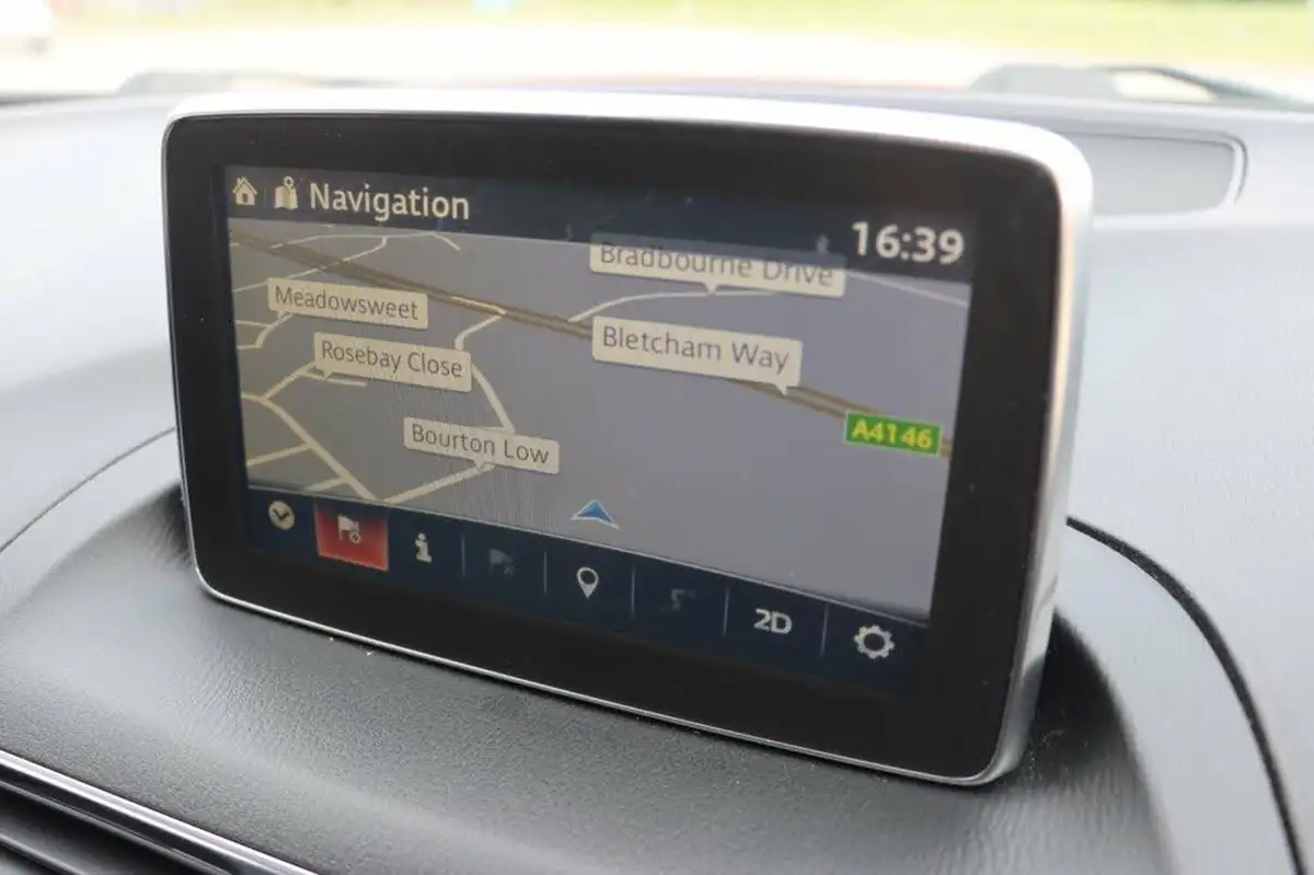 2015-mazda-mazda3-20-sport-nav-120ps-hatchback-5d-big-21