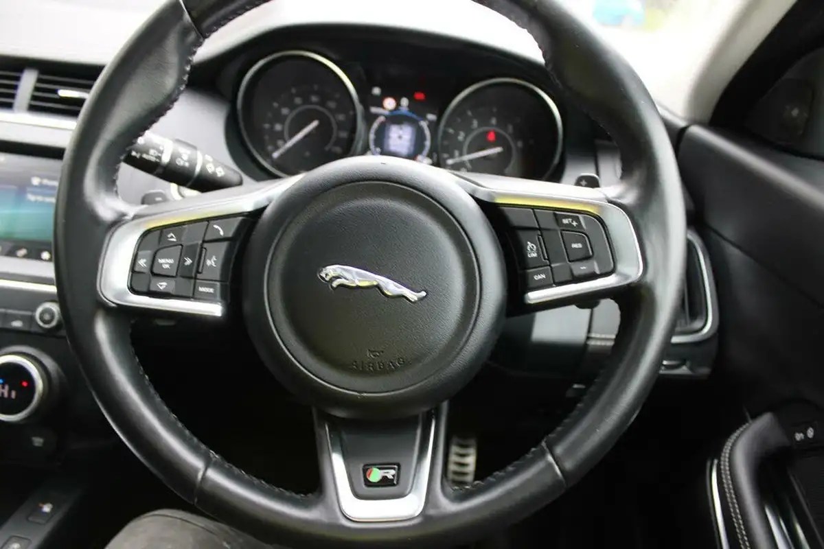 2018-jaguar-e-pace-20-i4-r-dynamic-s-249ps-ss-big-23