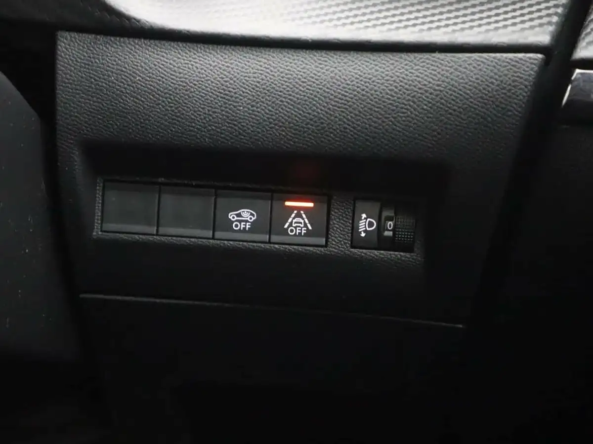 2023-peugeot-208-12-puretech-allure-premium-130ps-eat8-big-25