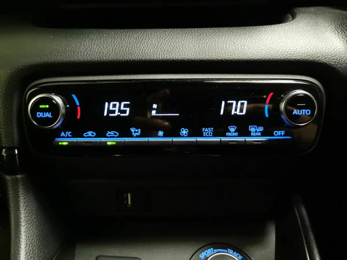2021-toyota-yaris-16-gr-circuit-pack-big-18