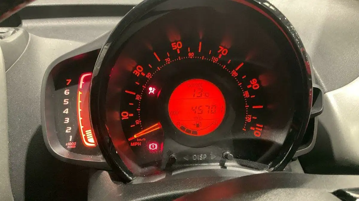 2017-toyota-aygo-10-vvt-i-x-play-71bhp-5d-big-11