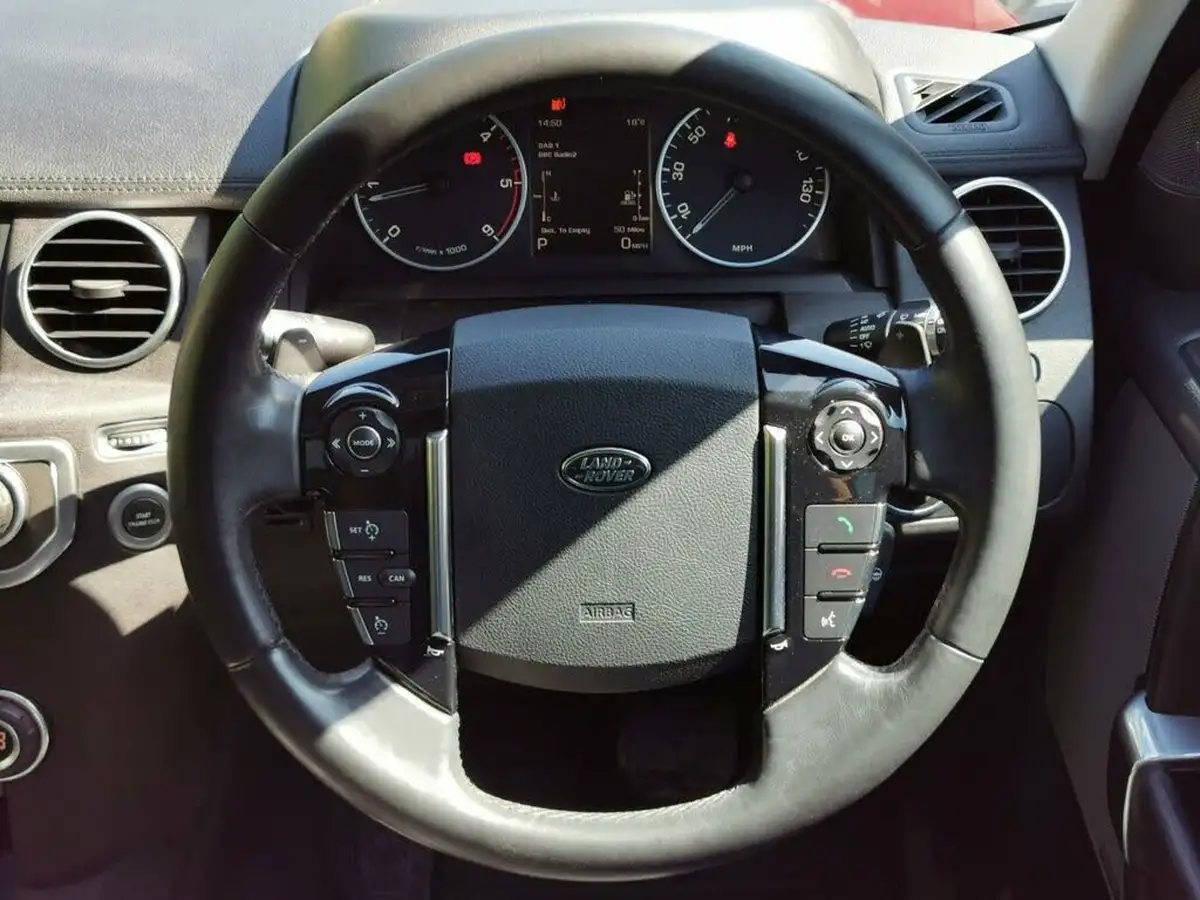 2015-land-rover-discovery-4-30-sd-v6-hse-big-49