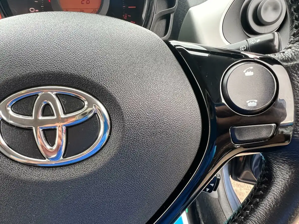 2016-toyota-aygo-10-vvt-i-x-play-68bhp-5d-big-25