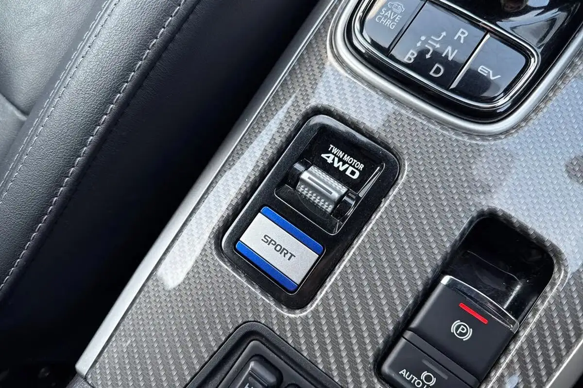 2019-mitsubishi-outlander-24-dynamic-safety-phev-big-55