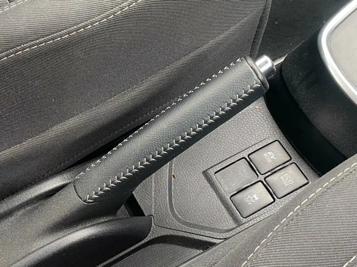 2018-toyota-yaris-15-vvt-i-icon-navi-hybrid-big-45