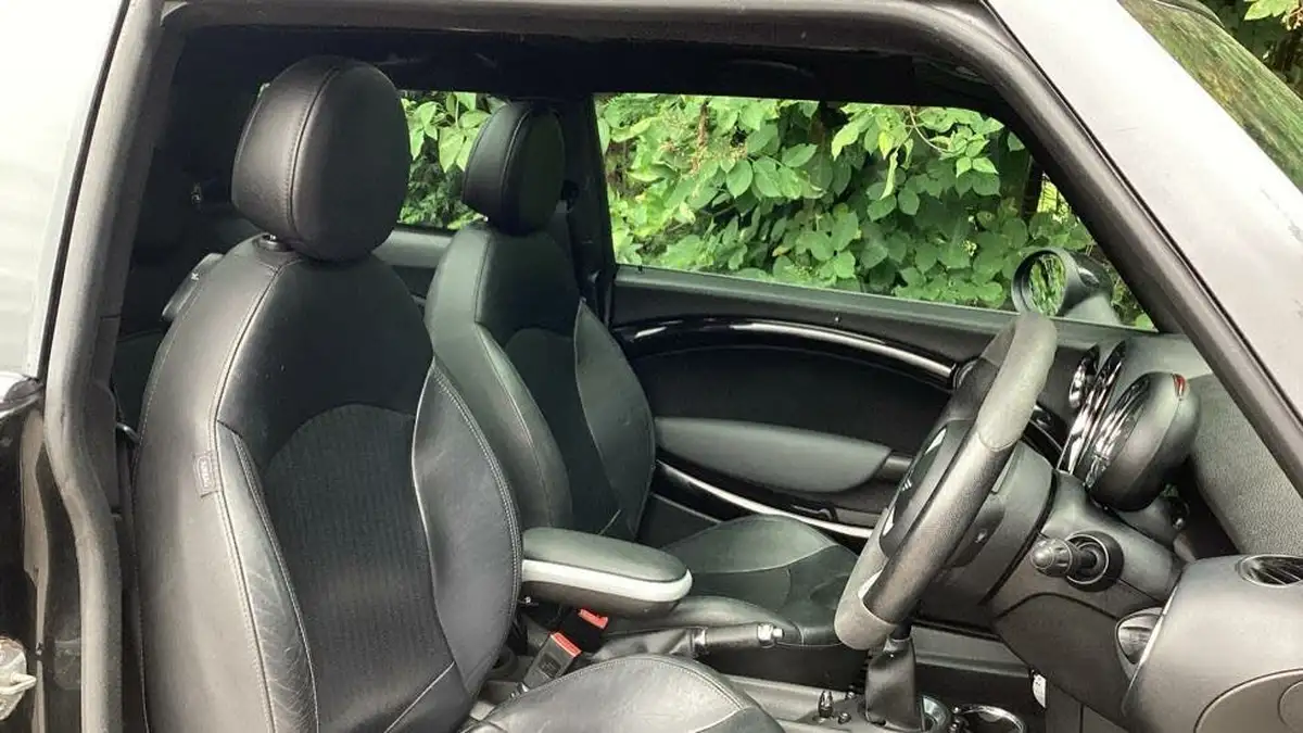 2010-mini-cooper-16-cooper-jcw-211bhp-hatchback-3d-big-38