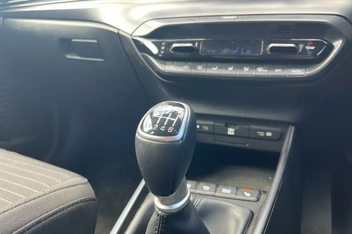 2022-hyundai-i20-10-t-gdi-premium-eclutch-imt-big-36