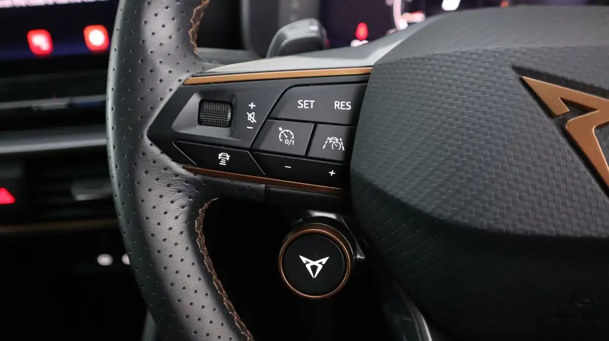 2023-cupra-leon-nf-20-tsi-vz3-300ps-hatchback-big-21