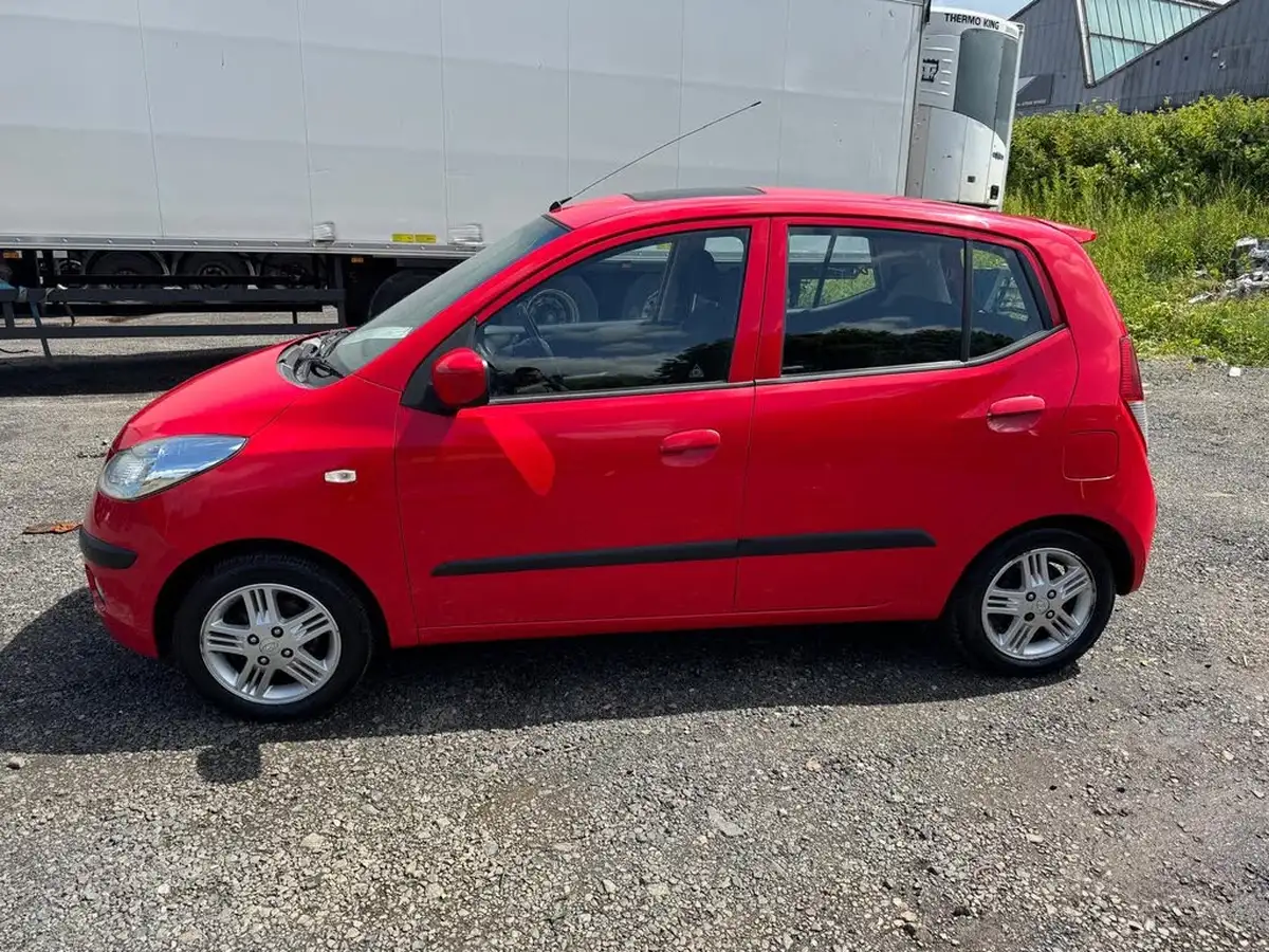 2011-hyundai-i10-12-style-76bhp-big-2
