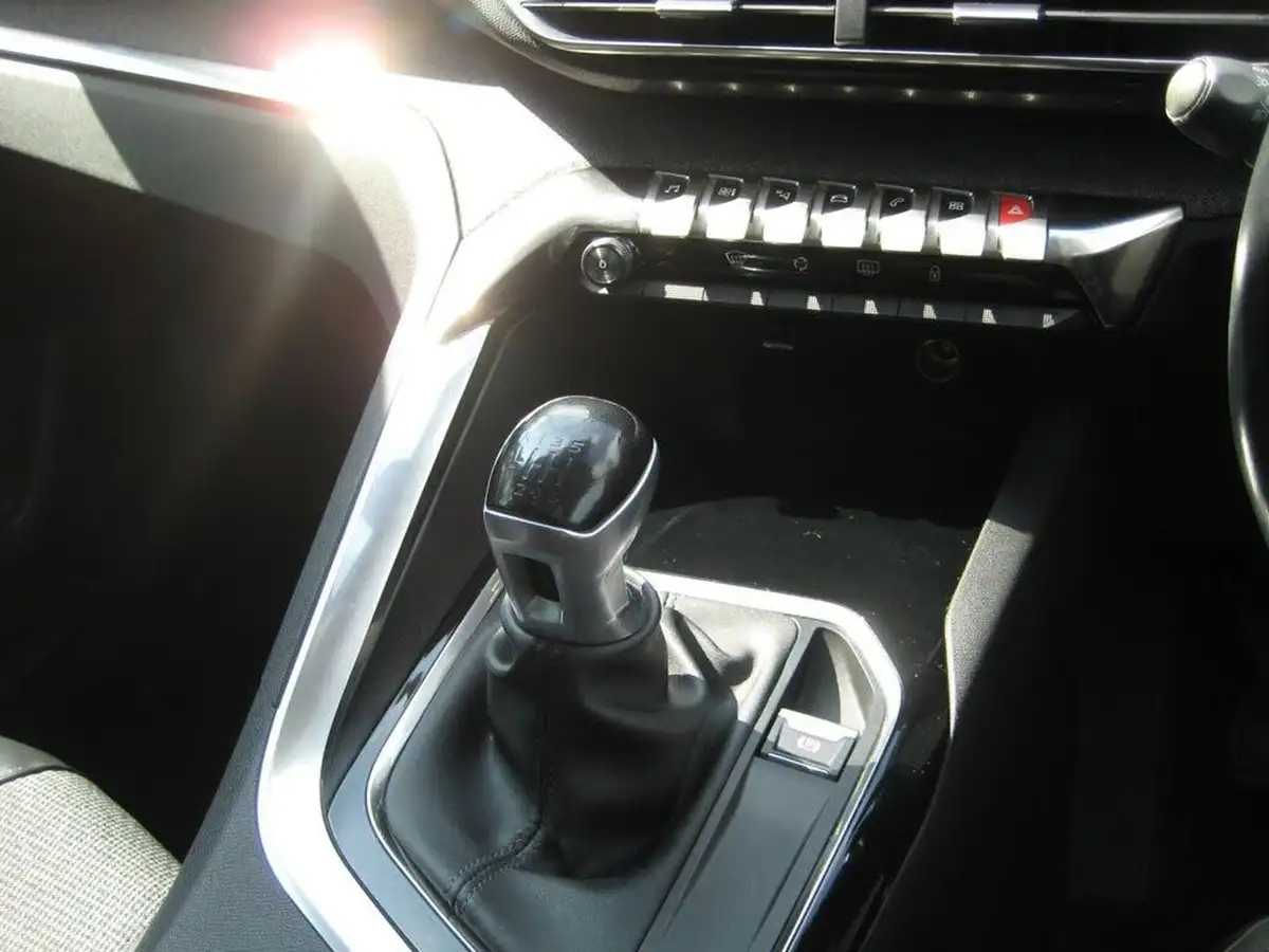 2017-peugeot-3008-suv-12-puretech-allure-big-14