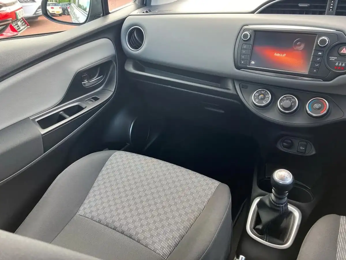 2015-toyota-yaris-133-icon-vvt-i-5d-big-19