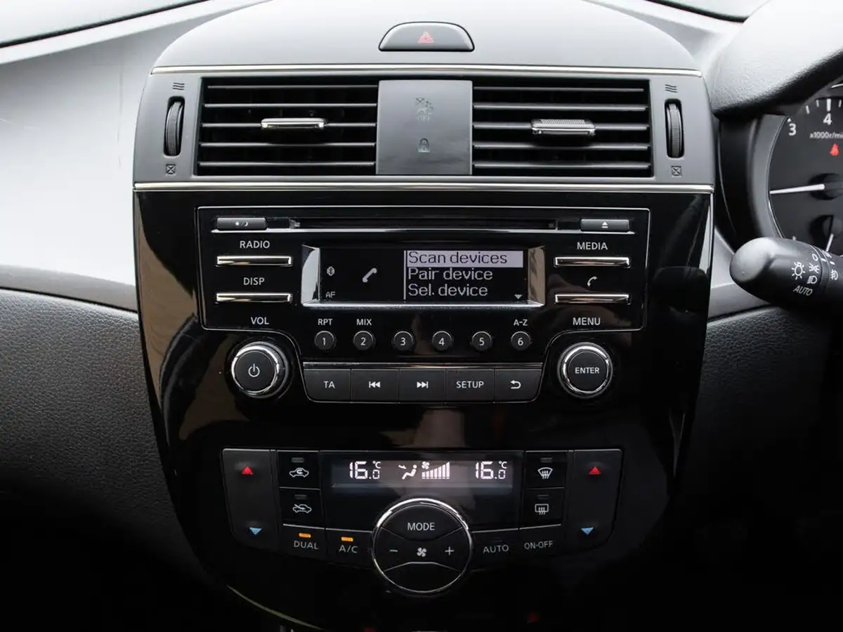 2018-nissan-pulsar-12-dig-t-acenta-big-23