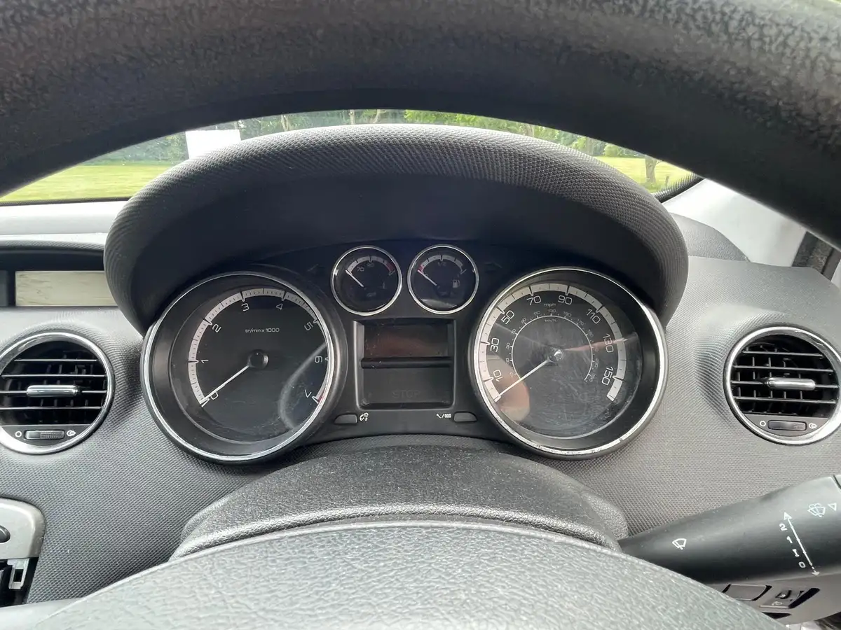2011-peugeot-308-16-s-vti-auto-big-16