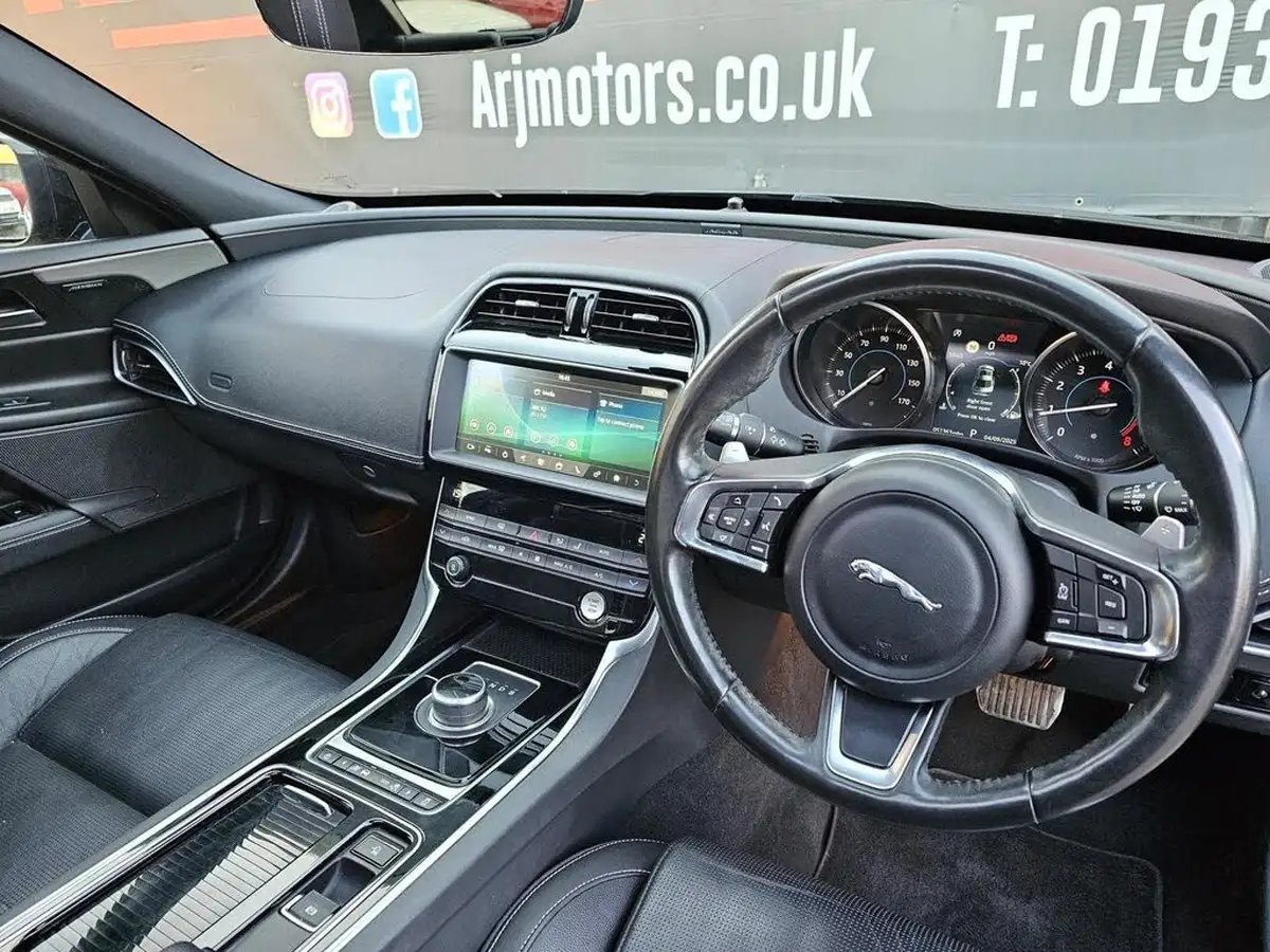 2018-jaguar-xe-20i-landmark-200ps-big-30