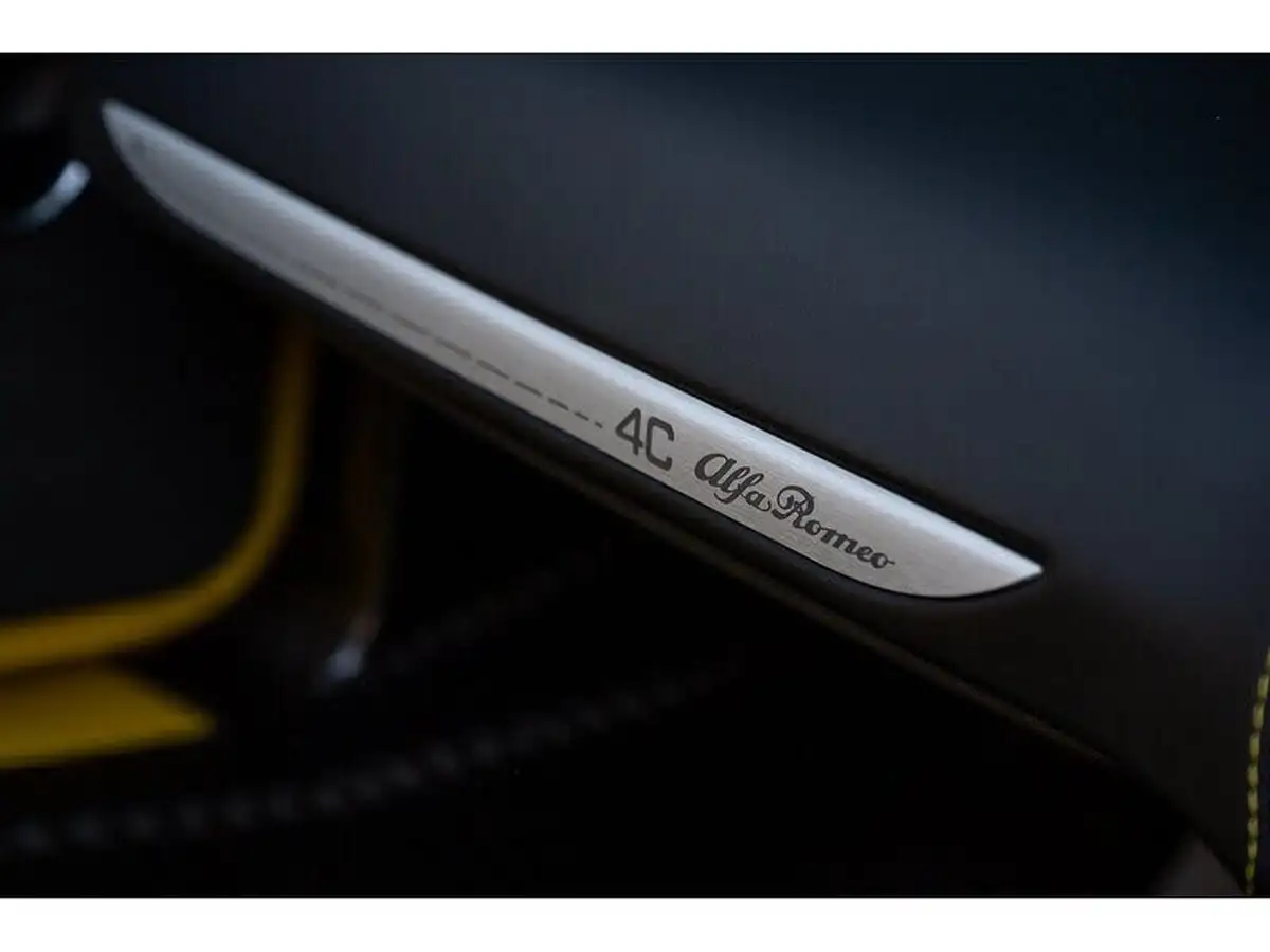 2015-alfa-romeo-4c-18-tbi-spider-big-53