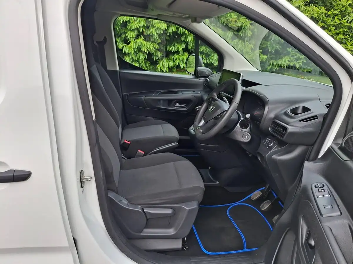 2022-vauxhall-combo-15cdti-dynamic-2300-100pseu6dt-l2h1-panel-big-18