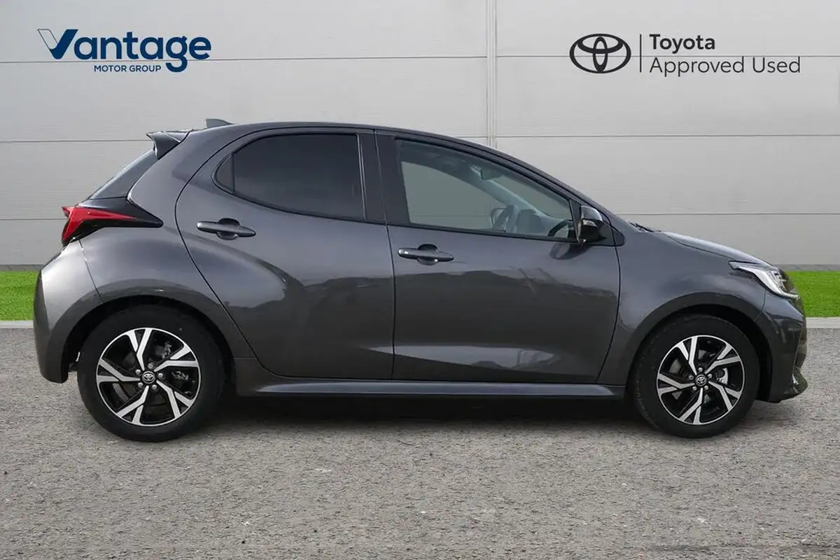 2025-toyota-yaris-15-vvt-i-design-panoramic-roofnavi-big-1