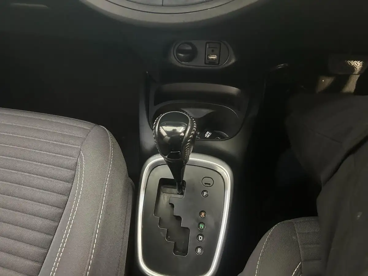2018-toyota-yaris-15-vvt-i-design-hybrid-big-11