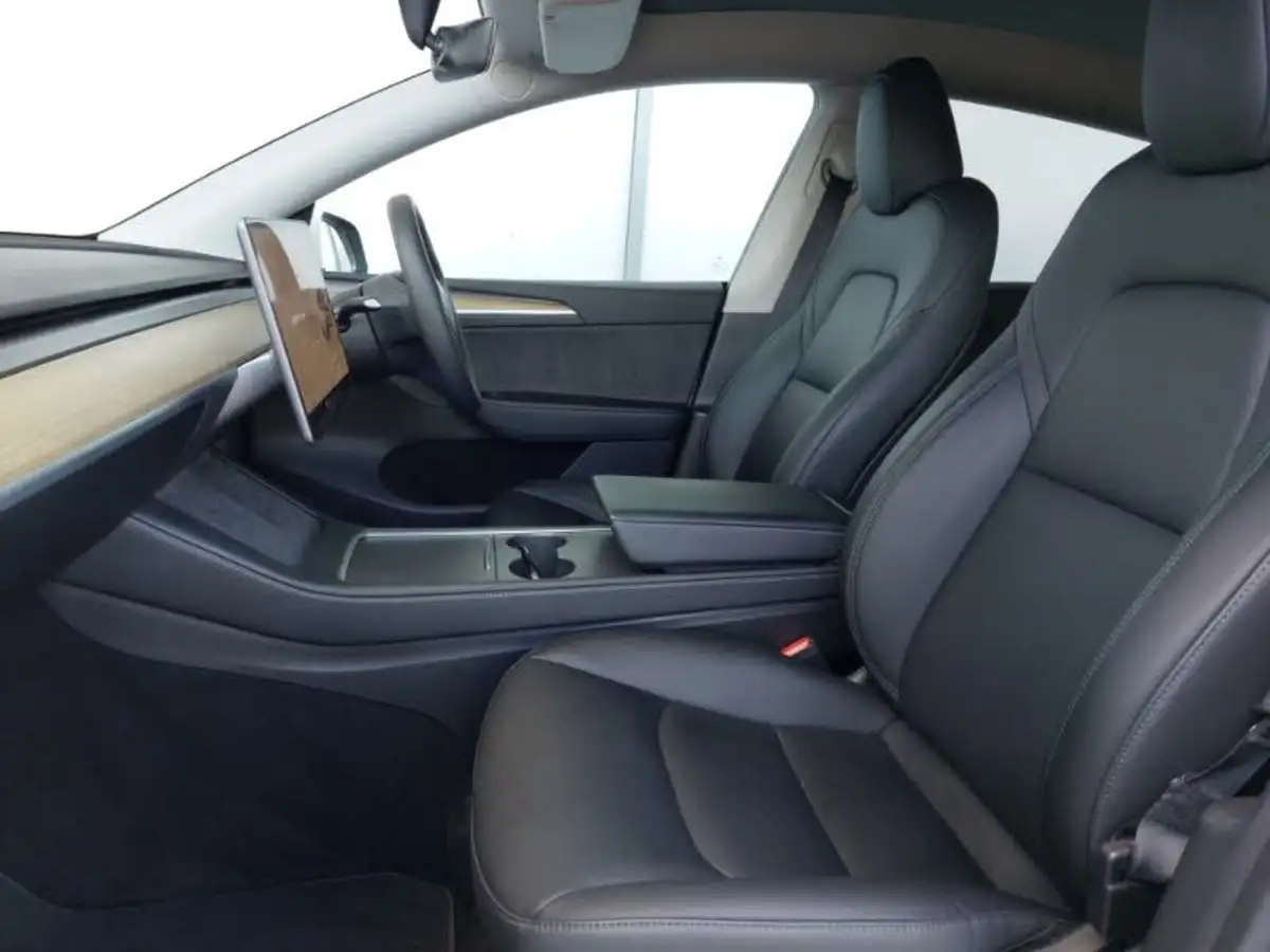 2023-tesla-model-y-e-performance-big-4