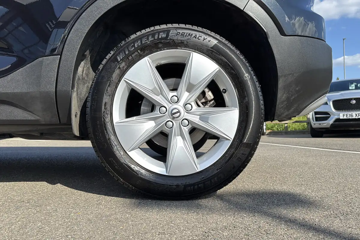 2024-volvo-xc40-20-b3-core-big-7