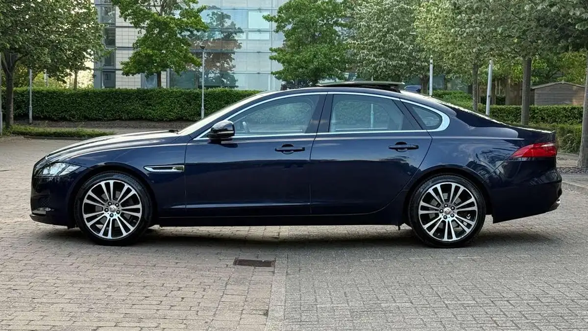 2017-jaguar-xf-20td-portfolio-240ps-awd-saloon-4d-1998cc-auto-big-3