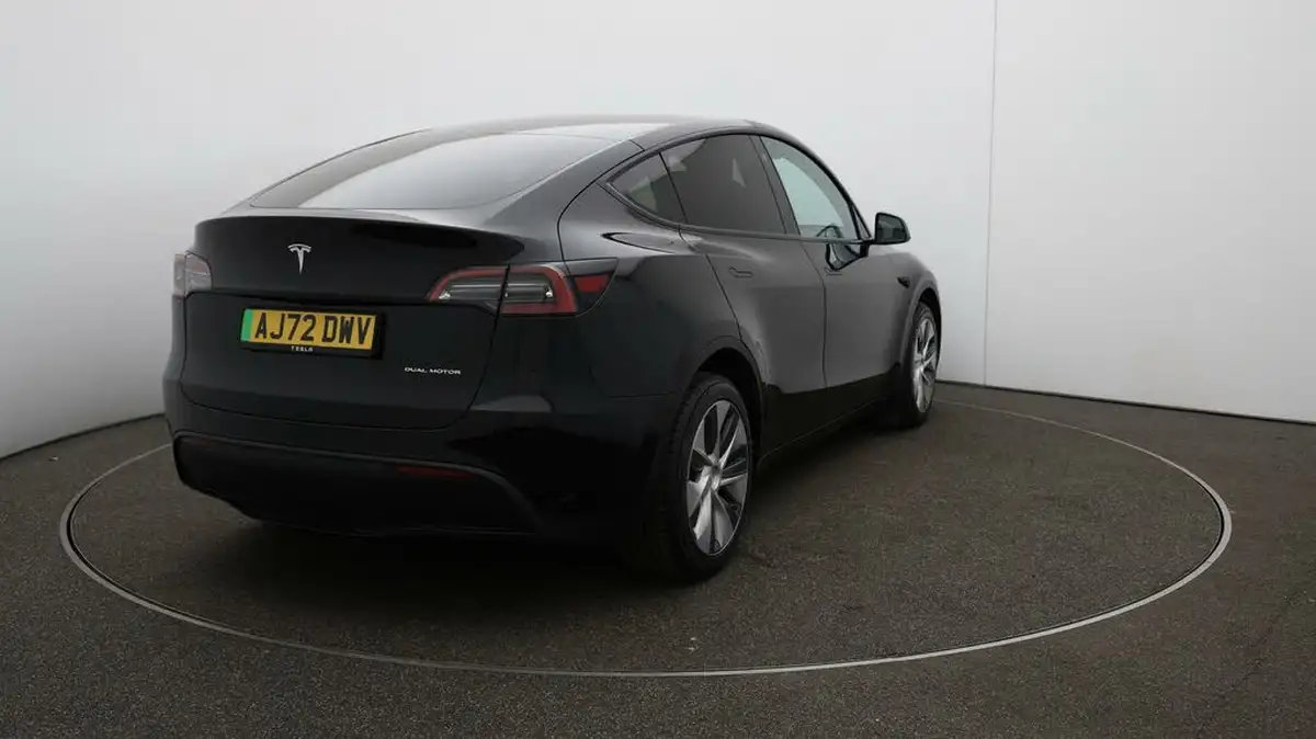 2022-tesla-model-y-e-long-range-big-46