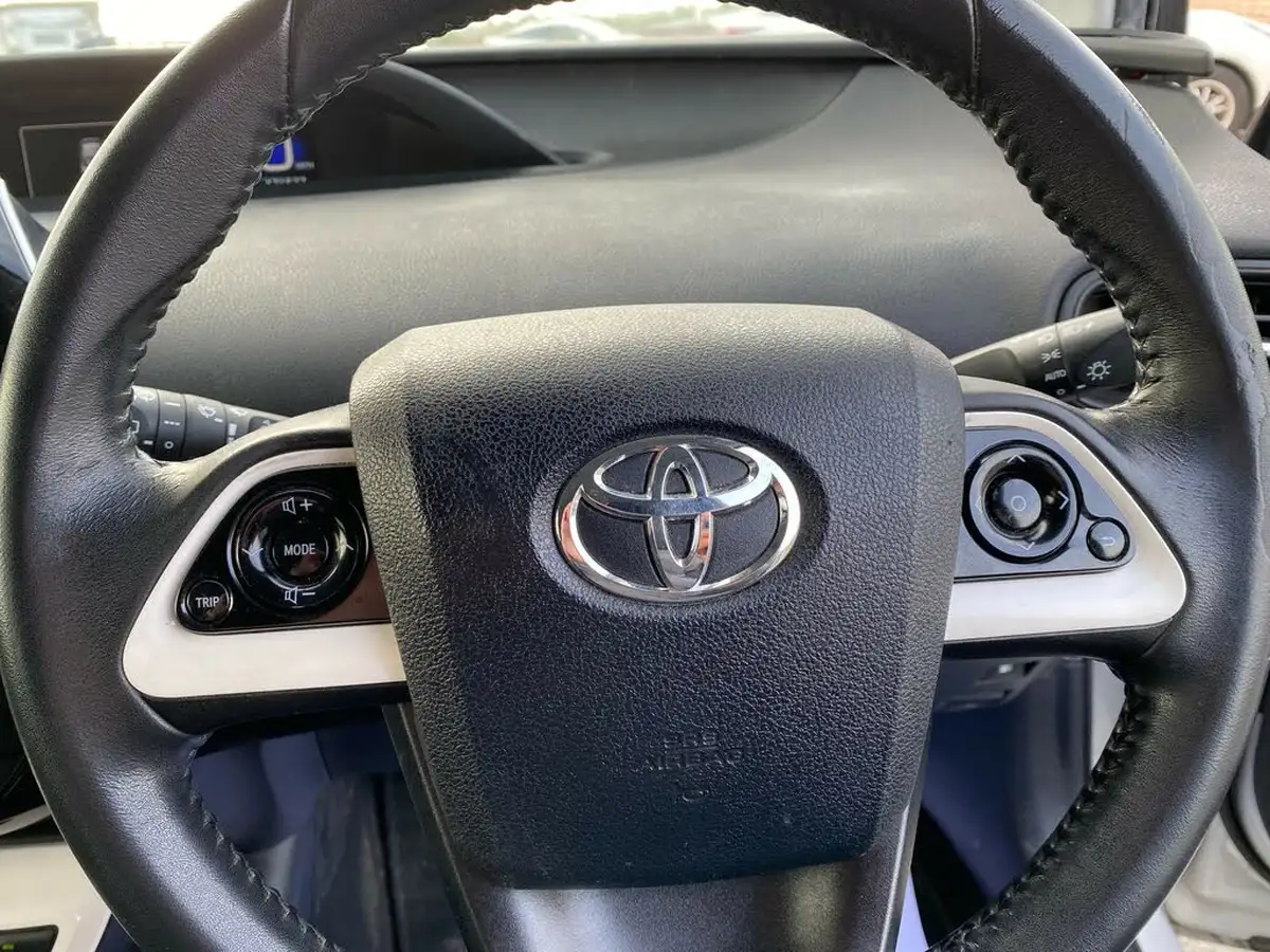 2018-toyota-prius-hybrid-big-26