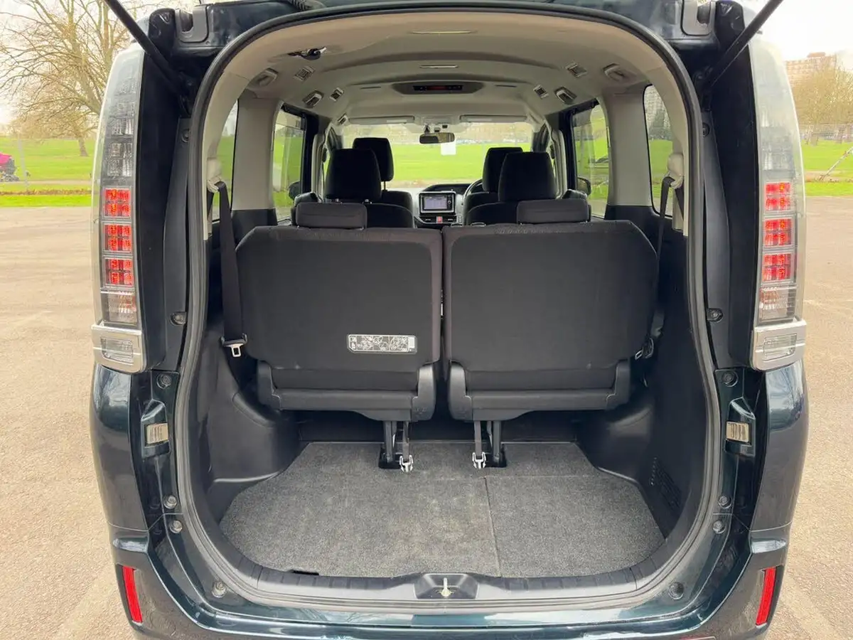 2015-toyota-voxy-18-hybrid-big-40