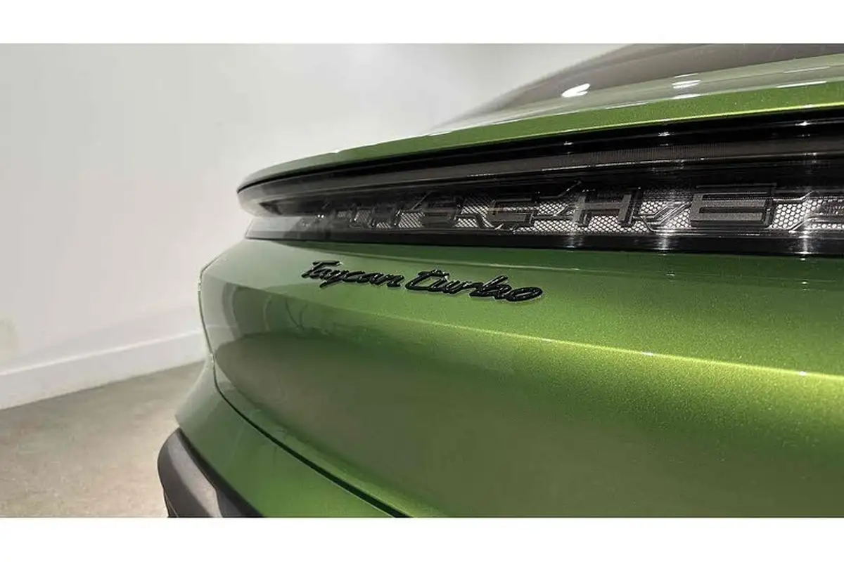 2022-porsche-taycan-e-turbo-big-14