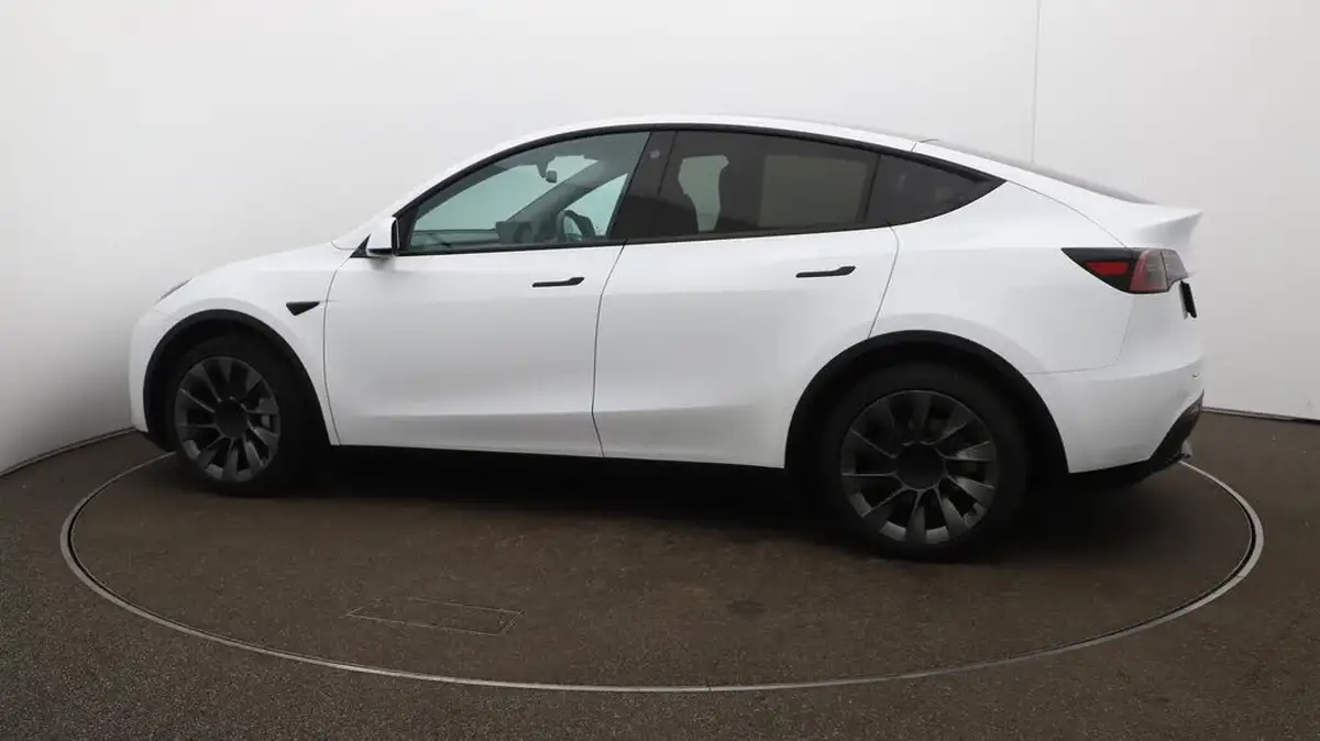2022-tesla-model-y-e-long-range-big-58