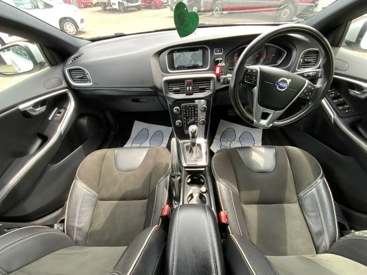 2015-volvo-v40-20td-d4-r-design-nav-geartronic-big-1