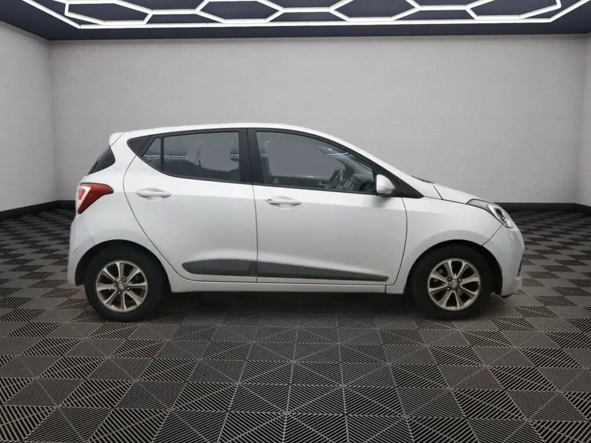 2015-hyundai-i10-12-premium-big-8