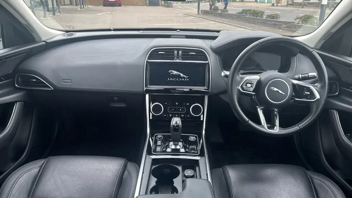 2020-jaguar-xe-20d-se-big-23