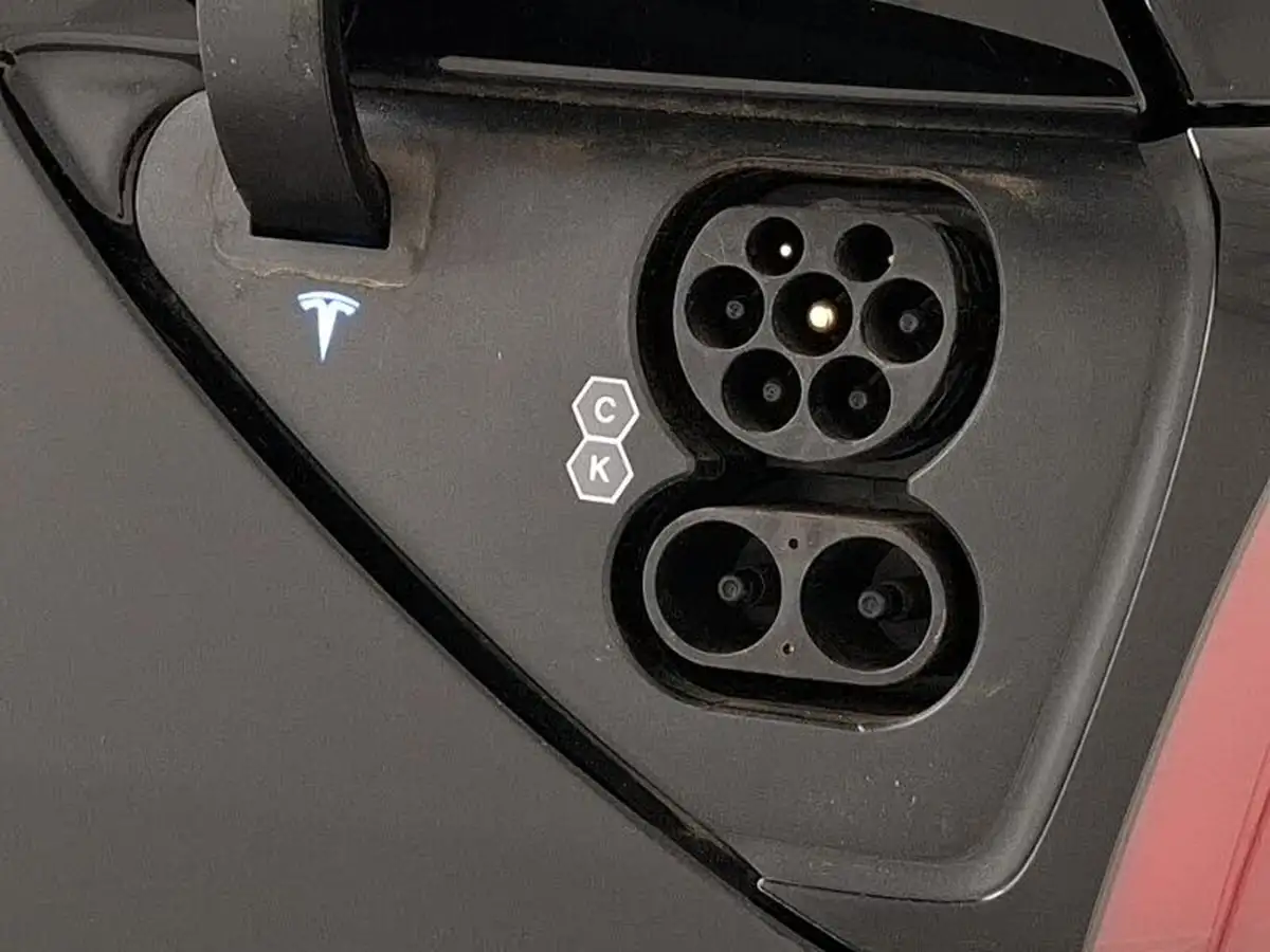 2022-tesla-model-y-e-long-range-big-13