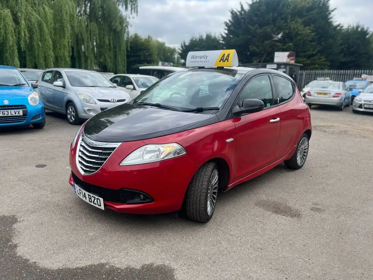2014-chrysler-ypsilon-12-blackred-big-3