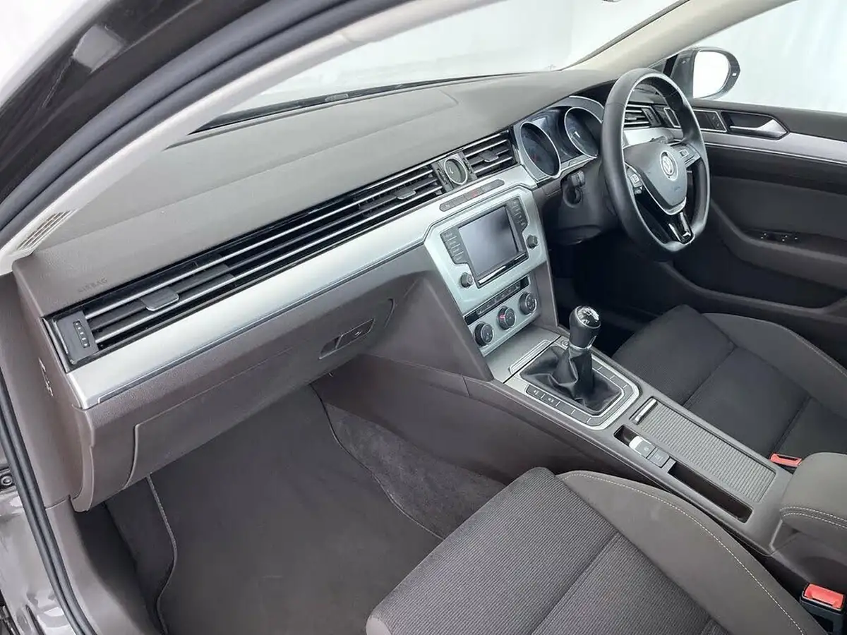 2015-volkswagen-passat-20tdi-se-business-bmtss-saloon-4d-big-31