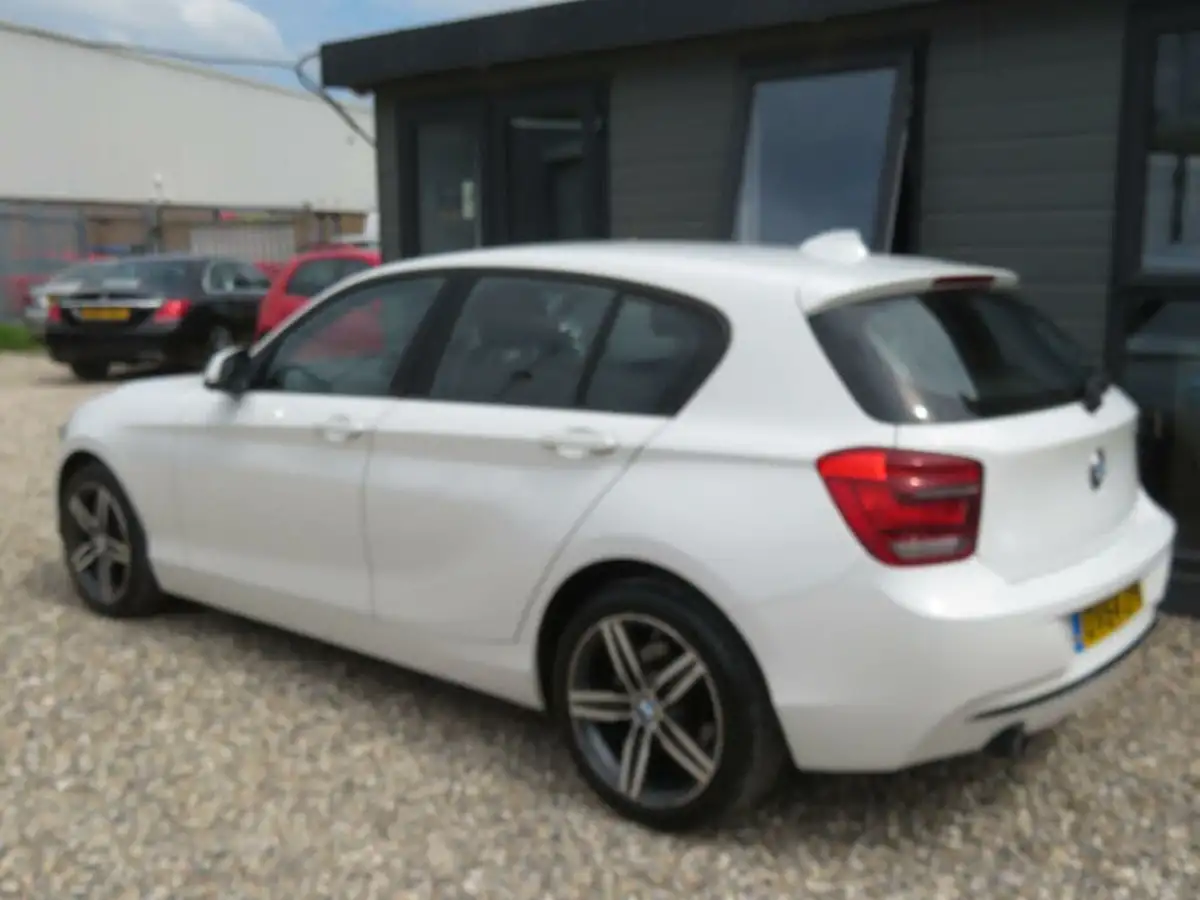 2014-bmw-1-series-20td-116d-sport-116bhp-ss-sports-hatch-5d-big-32