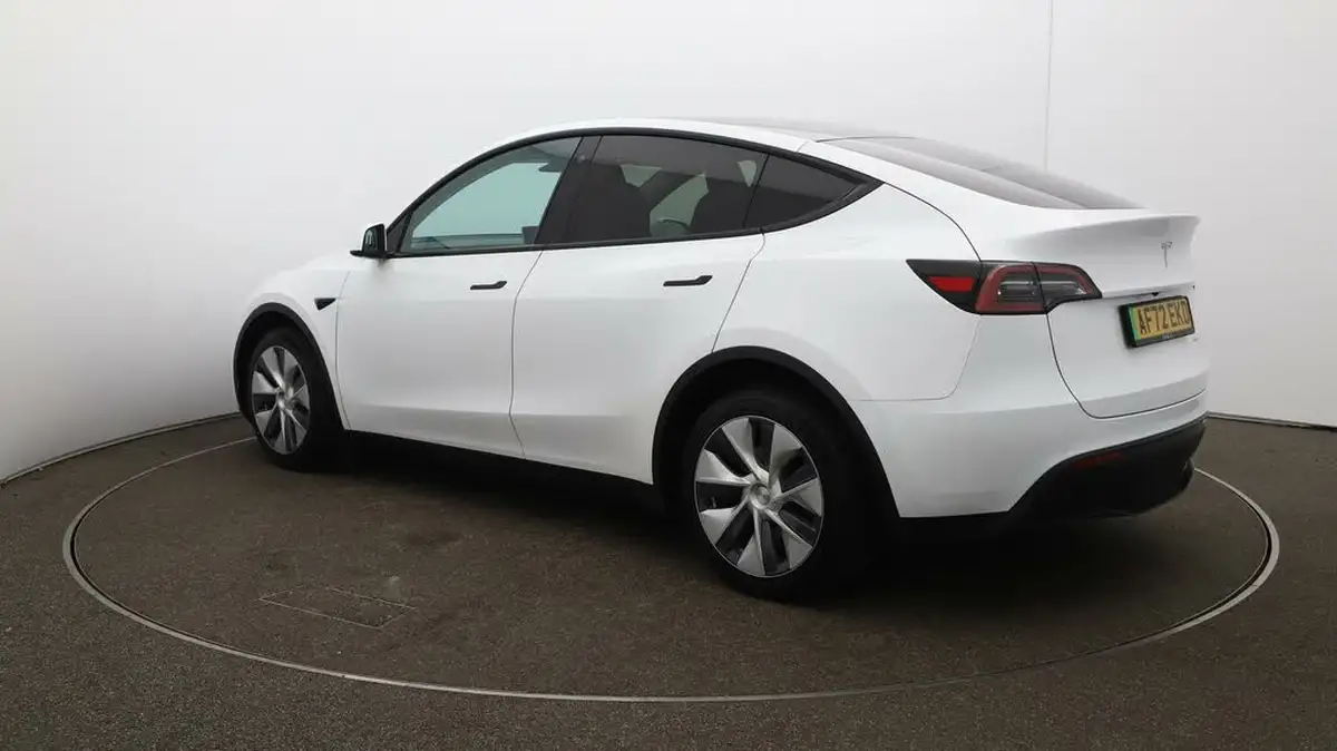 2022-tesla-model-y-e-long-range-big-62