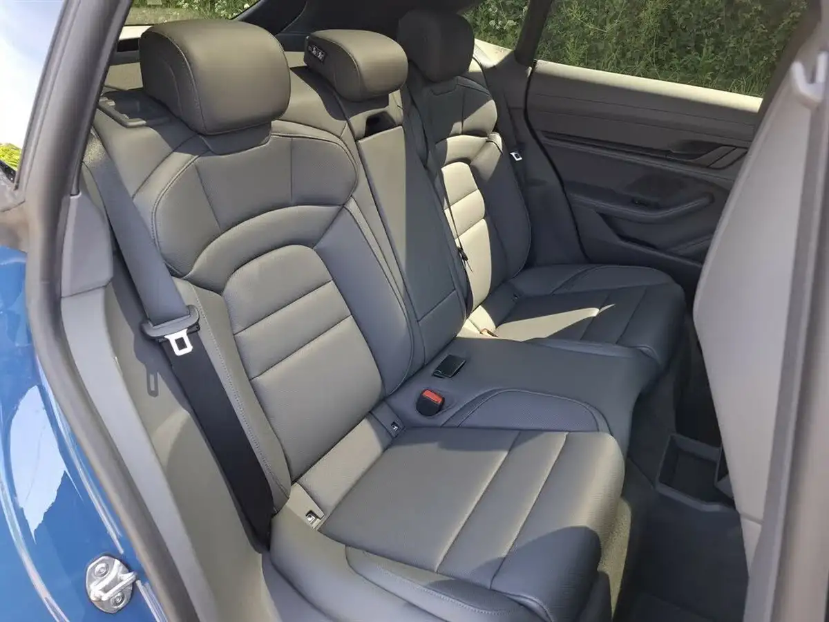 2021-porsche-taycan-e-4-cross-turismo-big-11