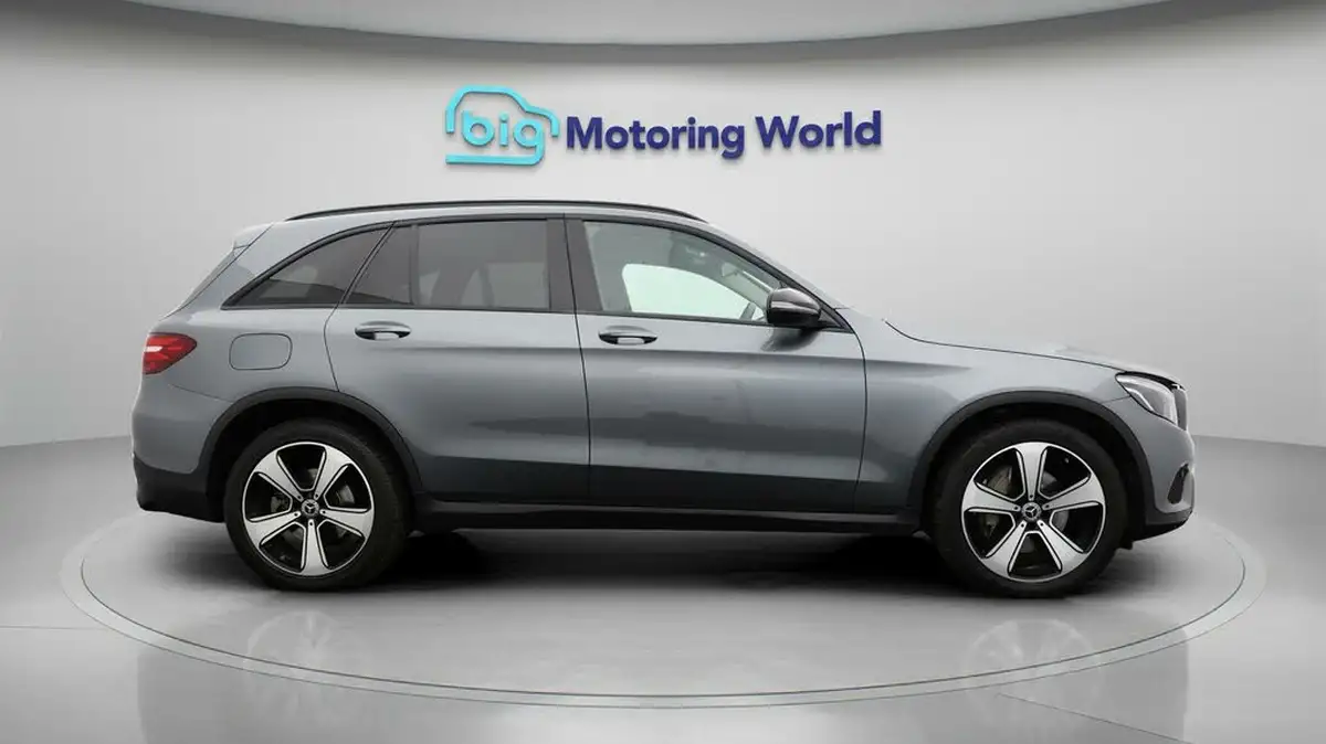 2018-mercedes-benz-glc-class-21d-glc220d-urban-edition-big-8