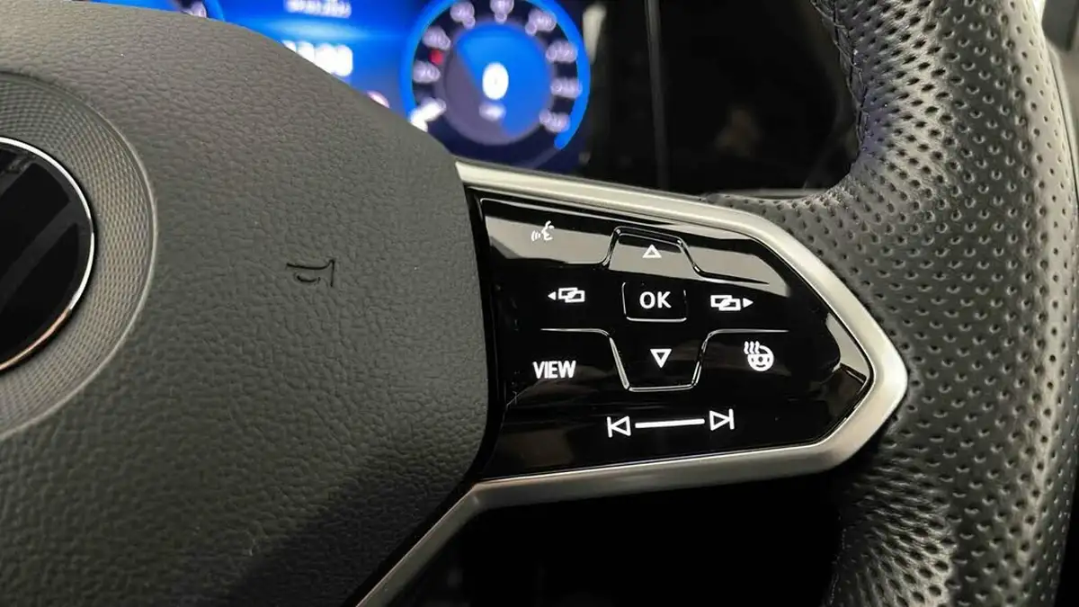 2022-volkswagen-golf-15-tsi-r-line-130ps-hatchback-big-18