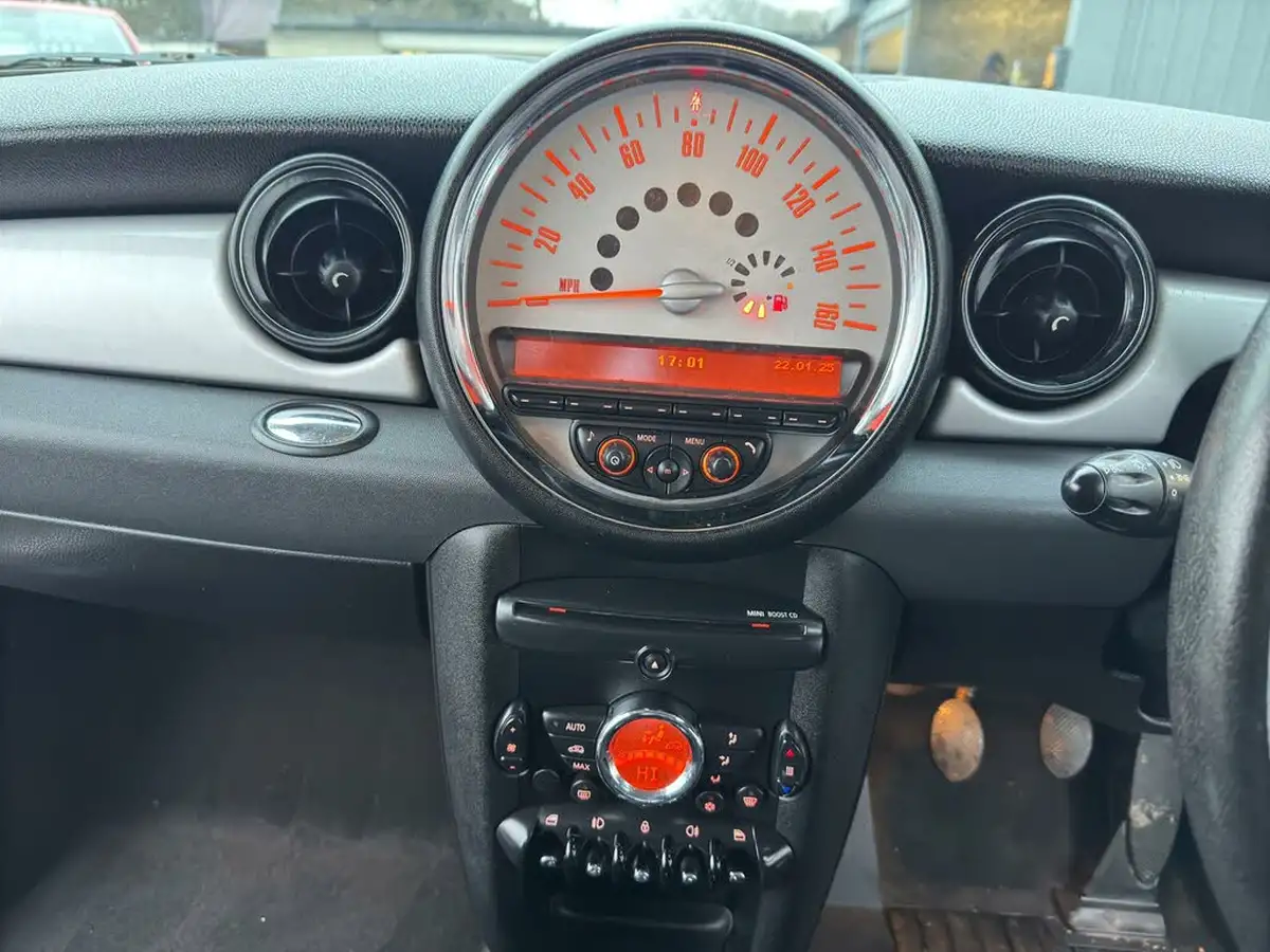 2011-mini-cooper-16-one-98bhp-hatchback-3d-big-10