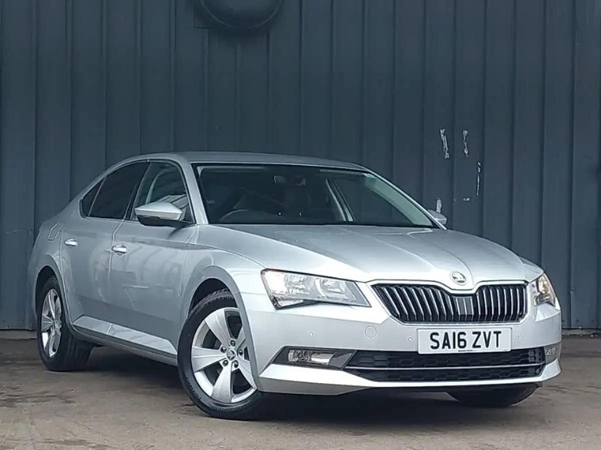 2016-skoda-superb-20tdi-se-business-hatchback-big-0