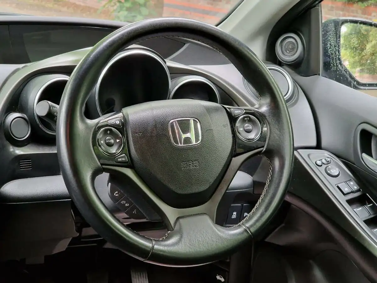 2016-honda-civic-16-i-dtec-se-plus-navi-tourer-big-19