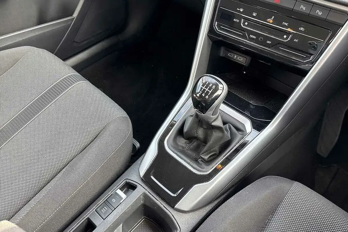 2024-volkswagen-t-roc-10-tsi-life-110ps-big-18