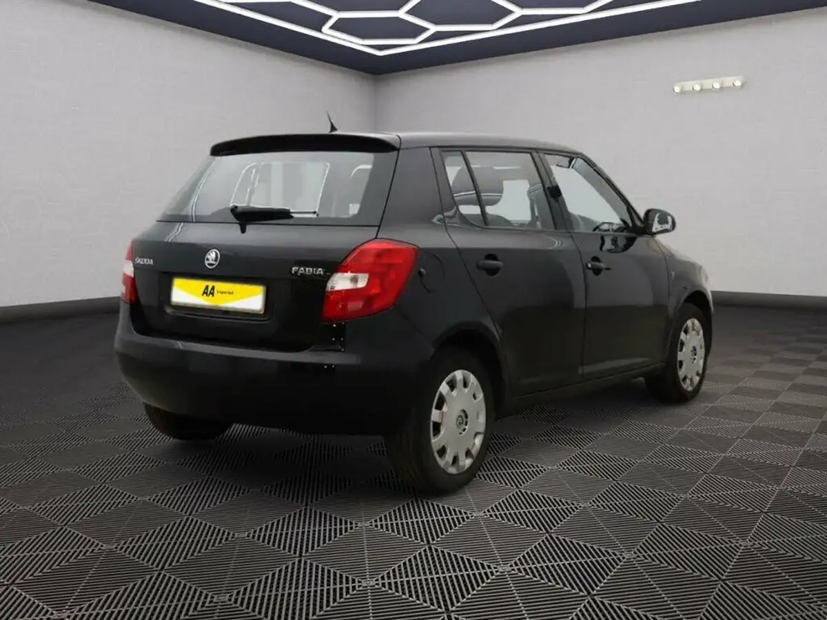 2013-skoda-fabia-12-12v-s-hatchback-1198cc-big-3
